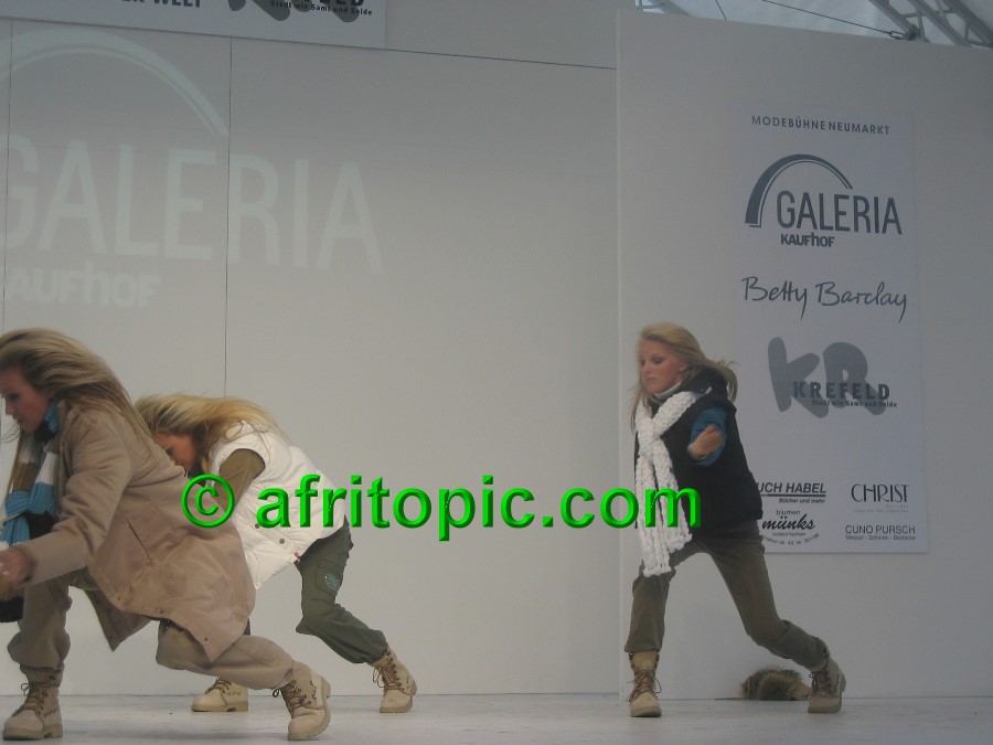 ../Images/Krefeld-Strssenmodenschau-2005 289.jpg